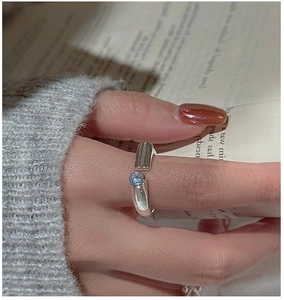 Detail of adjustable S925 silver ring featuring a rectangular bar and zircon on a hand