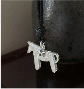 Détail du pendentif poney en argent S925 avec breloque étoile sur cordon noir