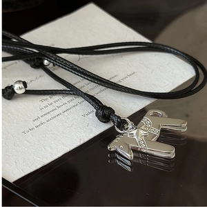 Détail du pendentif poney en argent S925 avec motifs d'étoiles sur cordon noir tressé