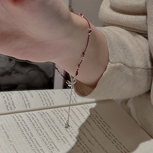 Bracelet tressé rouge fait main avec perles en argent sterling S925 sur un poignet