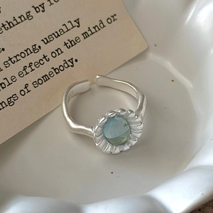 Anello in argento sterling S925 con acquamarina ovale e petali floreali fatti a mano