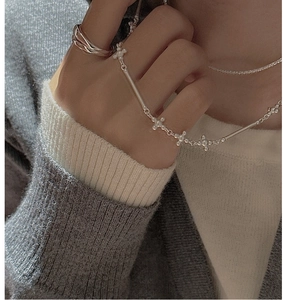 Détail du collier en argent S925 avec des barres tubulaires et des maillons en étoile