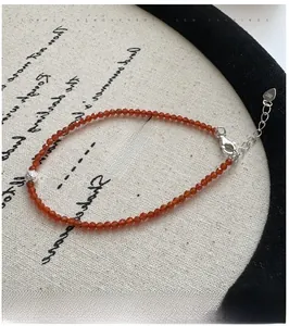 Détail du fermoir S925 et du pendentif cœur sur bracelet en spinelle orange