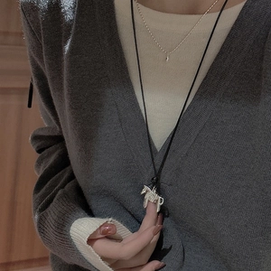 Collier cheval en argent S925 avec cordon noir sur mannequin en pull gris foncé