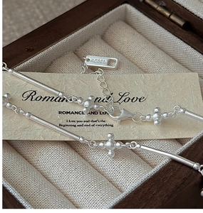 Détail d'un bracelet croix en argent sterling S925 avec finition mate et poinçon AG925