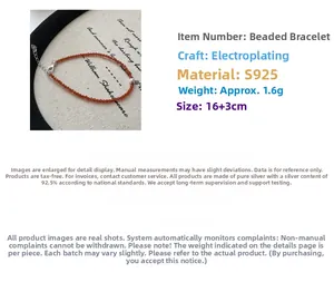 Gros plan d'un bracelet en argent S925 avec perles rouges et fermoir réglable