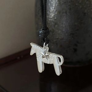 Pendentif cheval Dala en argent S925 avec breloque étoile sur collier cordon noir