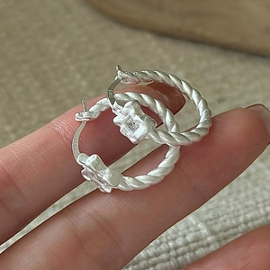 S925 sterling silver hoop earrings with twisted rope texture and square clear gemstone