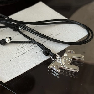 Collier pendentif cheval à bascule en argent S925 avec cordon noir sur miroir