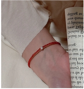 Gros plan d'un bracelet en argent S925 avec perles de spinelle rouge sur le poignet