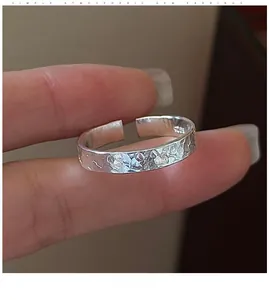 Détail macro d'une bague en argent S925 montrant la texture martelée et le poinçon officiel