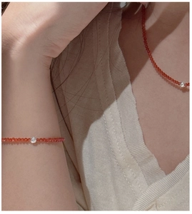 Vue détaillée du bracelet en argent S925 avec perles rouges facettées et détails zircon