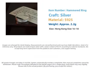 Gros plan sur une bague en argent sterling S925 avec finition martelée à la main