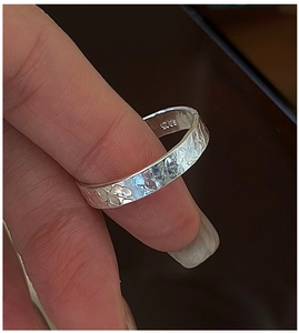 Vue macro d'une bague en argent S925 avec texture martelée et poinçon gravé