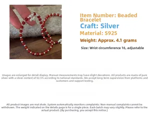 Détail macro du bracelet en perles d'argent S925 avec agate rouge et breloque