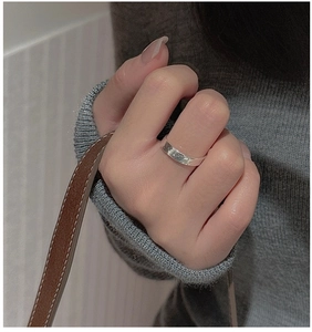 Bague minimaliste en argent S925 avec texture martelée portée sur la main