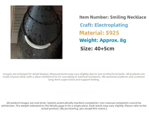 Makroaufnahme von S925 Silber Smile-Anhänger mit schwarzer Spinell-Perlenkette