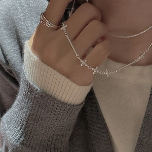 Ensemble collier croix et bague en argent massif S925 porté par un mannequin chic
