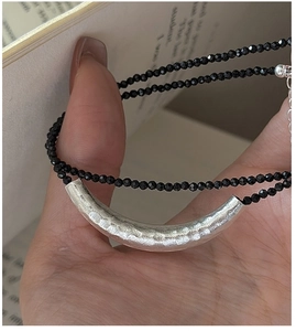 Detailansicht eines S925 Silberanhängers an einer schwarzen Spinell-Perlenkette für Damen