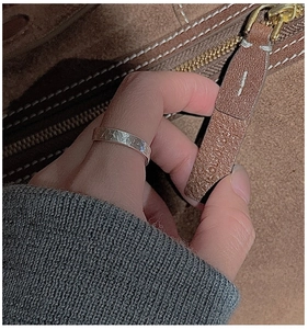 Vue détaillée d'une bague en argent massif S925 avec des motifs martelés de style vintage