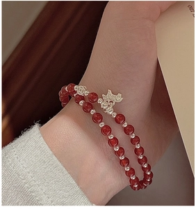 Gros plan du bracelet en argent S925 avec perles d'agate rouge et breloques