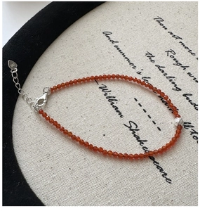 Détail des perles de spinelle facettées sur bracelet en argent S925 avec cœur