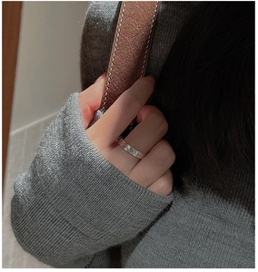 Détail de la bague en argent sterling S925 avec texture martelée et motifs de cœur