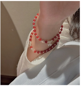 Détail d'un bracelet double couche en argent S925 avec agate rouge et pendentif cerf