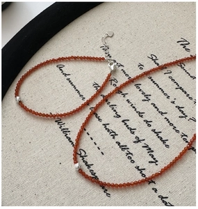 Bracelet en argent S925 avec perles de grenat orange et pendentif cœur en gros plan