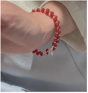 Gros plan du bracelet double couche en argent S925 avec perles d'agate rouge et lapin