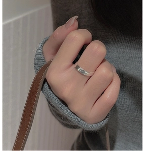 Détail d'une bague en argent S925 avec texture martelée pour un style d'hiver chic