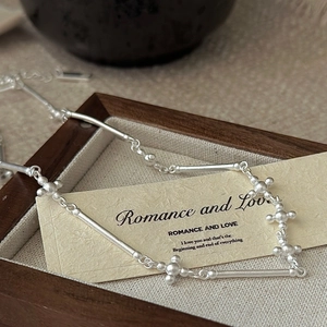 Collier croix minimaliste en argent sterling S925 avec maillons mats et boules design