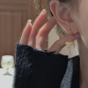 Elegant gold umbrella earrings in S925 silver with a matte finish on model