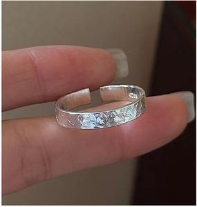 Gros plan d'une bague en argent sterling S925 avec texture martelée vintage faite à la main