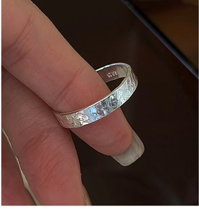 Gros plan détaillé sur la texture martelée et le poinçon S925 d'une bague en argent pur