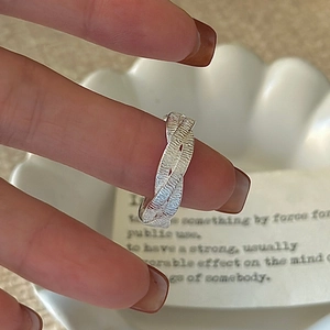 Handcrafted S925 sterling silver hammered texture ring with an overlapping woven design
