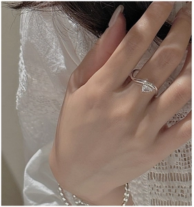 Detail shot of wavy S925 sterling silver ring featuring a sparkling heart zircon stone