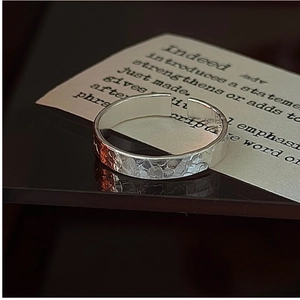 Vue macro de la bague réglable en argent sterling S925 avec texture martelée faite à la main