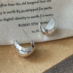 Minimalist S925 sterling silver C-shaped earrings with geometric hammered texture surface