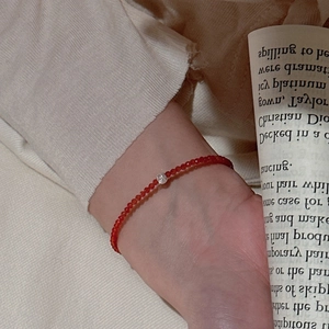 Bracelet minimaliste en argent S925 avec de fines pierres de spinelle rouge