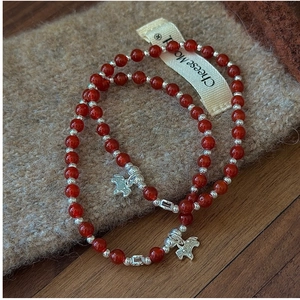 Gros plan d'un bracelet en argent S925 avec perles d'agate rouge et pendentif cheval
