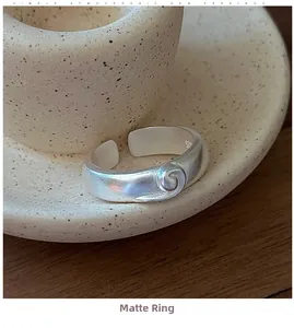 Detailansicht des matten S925 Sterlingsilberrings mit Spiraldesign und Feingehaltsstempel