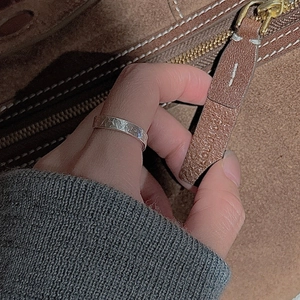 Bague en argent sterling S925 avec texture martelée à la main au doigt, style chic rétro