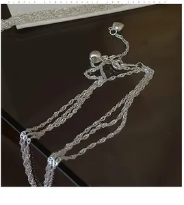 Détail de la chaîne à vagues en argent S925 avec pendentif cœur et perle de réglage