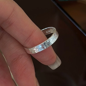 Bague en argent sterling S925 avec texture martelée à la main et design rétro chic
