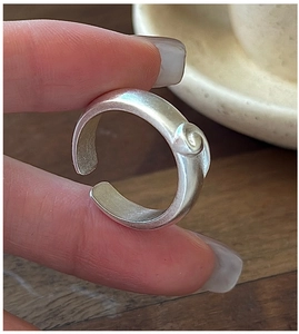 Makroaufnahme von verstellbarem S925 Sterlingsilber Ring mit mattem Spiralen-Relief Detail