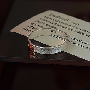 Bague minimaliste en argent sterling S925 avec une texture martelée faite à la main