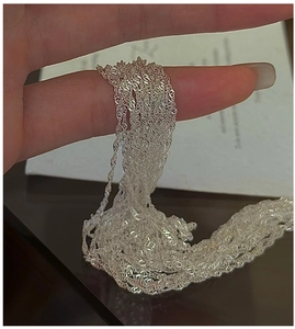 Gros plan sur des chaînes en argent sterling S925 avec une finition et texture polie