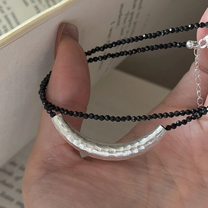 S925 Silberhalskette mit schwarzen Spinellperlen und gehämmertem Metallanhänger