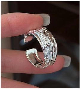 Detailed close-up of S925 sterling silver ring featuring irregular lava texture design